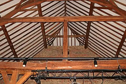 La charpente de la grange.