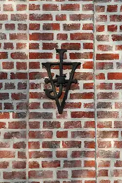 Les initiales J et V.