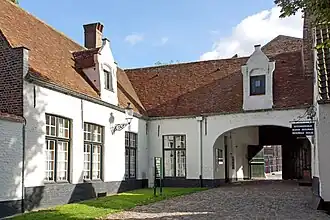 Logis de la tourière (maison no&nbsp;2, XVIe, XVIIe et XIXe&nbsp;siècles). À droite, le passage couvert auquel donne accès le portail d’entrée.