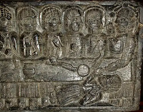 Jésus à droite, avec Judas à ses pieds.