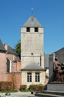 La tour de croisée vue de face.