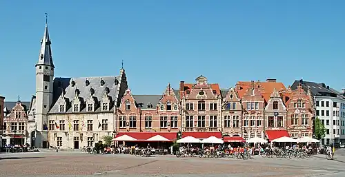 La Halle aux viandes et les maisons du côté nord, détruites par les Allemands en 1914.