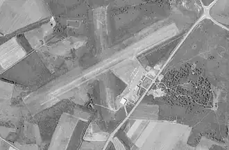 Aérodrome de Belle Ile le 07 juillet 1985 avec deux pistes en herbe.