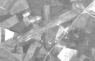 Aérodrome de Belle Ile le 22 juin 1981 avec deux pistes en herbe.