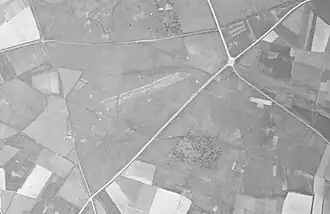 Aérodrome de Belle Ile le 24 mai 1952 avec une piste en herbe.