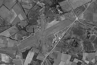 Aérodrome de Belle Ile le 30 mars 1965 avec deux pistes en herbe et batiments.