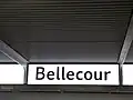Indication du nom de la station sur les quais de la ligne A après sa rénovation en 2017.