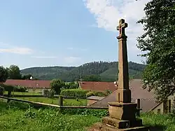 Croix de chemin près de la mairie.