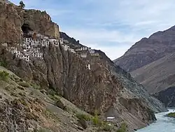 Le monastère de Phuktal, en partie troglodytique, au-dessus de la rivière Tsarap&nbsp;(en).