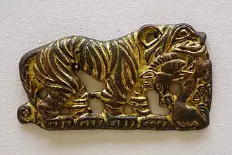 Tigre avec un poulain, bronze doré, Ve~IVe&nbsp;siècle&nbsp;av. J.-C., Musée ethnologique de Berlin.