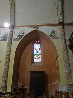 Peintures de la première travée côté sud : Isaac et Jacob. Vitrail représentant saint Michel terrassant le démon