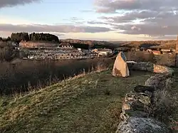 Sculpture et belvédère sur le lycée des métiers du bâtiment de Felletin (Creuse).