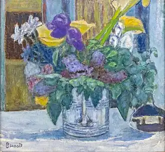 Nature morte représentant des fleurs dans un pot en verre sur une table.