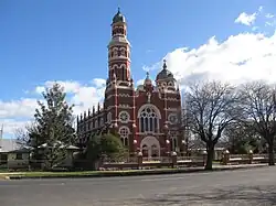 L'église catholique.