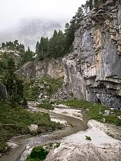Disparition de l'eau des Barrancs et Escaleta (Maladeta) dans le sol au Forau de Aigualluts ou trou du Toro.