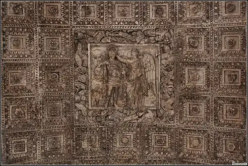 Voûte à caissons, Trajan couronné par une Victoire.