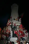 Supporters du Benfica fêtant le titre de champion au Marquês de Pombal, à Lisbonne.