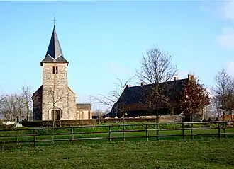 L'église et l'arrière du manoir de Vertot.