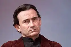 Homme âgé d'une cinquantaine d'années.