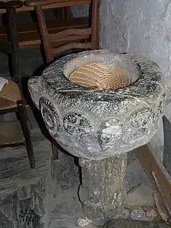 Le bénitier sculpté.