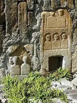 Deux cippes funéraires.