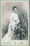Photographie d'une femme en format portrait carte-de-visite, avec l'adresse de Benque.