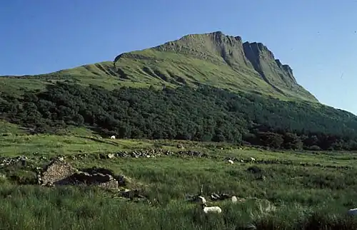 Photographie d'une montagne en forme de crête.