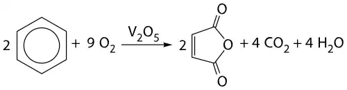 Bilan de la réduction d'oxydation ; réactifs : 2 benzène et 9 dioxygène ; produits : 2 anhydride maléique, 4 dioxyde de carbone et 4 eau