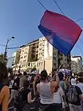 Drapeau bisexuel à la marche des fiertés de Belgrade (Serbie) en 2023.