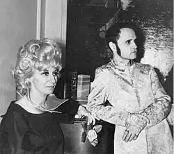 Photo en noir et blanc d'une femme et un homme en costumes de scène.