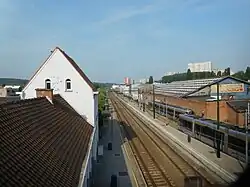 Pignon du corps central et bâtière à angle aigu. Au second-plan, la voie en impasse des trams.