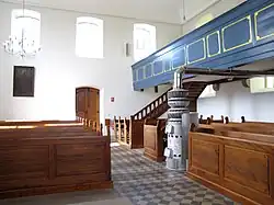 Vue intérieure (bancs et poêle)