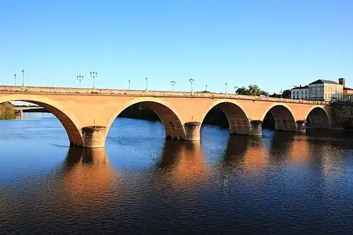 Le Vieux Pont sur la Dordogne à Bergerac.