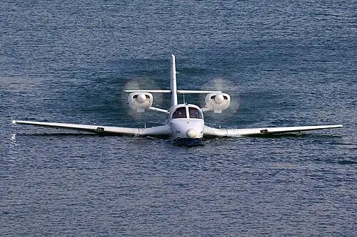 Beriev Be-103 : les ailes basses jouent le rôle de flotteurs latéraux.