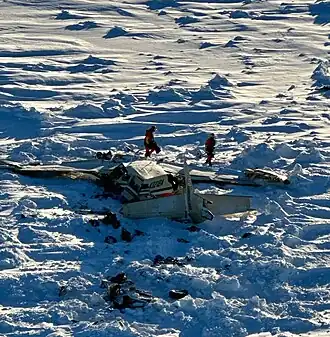 Des membres des garde-côtes américains enquêtant prés de l'épave de l'avion.