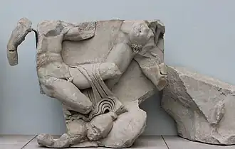 fragments, deux hommes nus au-dessus d'un autre gisant au sol