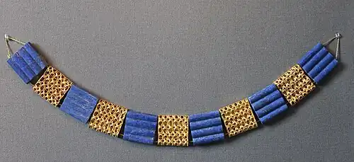 Collier en or et lapis-lazuli provenant de la tombe no&nbsp;45, XIVe&nbsp;– XIIIe&nbsp;siècle av. J.-C.