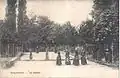 Jeunes filles au tennis du pensionnat Berlaymont à Bruxelles vers 1905.