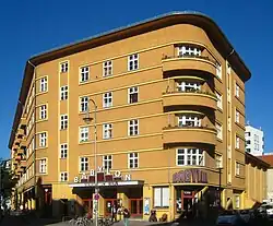 Description de l'image Berlin, Mitte, Rosa-Luxemburg-Strasse 30, Wohnanlage und Kino Babylon.jpg.