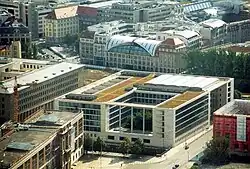 Nouveau bâtiment du ministère des Affaires étrangères au même endroit, vue du nord-est (probablement de la tour de télévision), 2004 ; derrière, à gauche, la maison du Werderscher Markt.