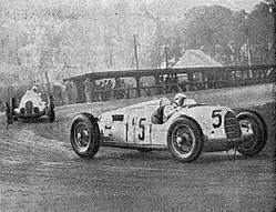 Photo de Bernd Rosemeyer en course, lors du Gran Prix de Donington, il devance la voiture de Manfred von Brauchitsch