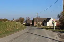 Entrée du village depuis la route de Montigny.