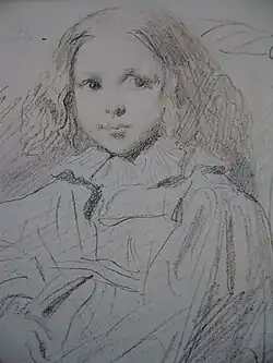 Berthe assise sur un fauteuil en robe. Ses cheveux retombent le long de son visage, sur la droite et sur la gauche, légèrement frisés.