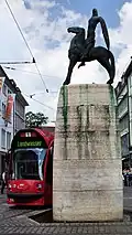 Fontaine de Berthold au centre de Fribourg-en-Brisgau avec une statue par Nikolaus Röslmeir.
