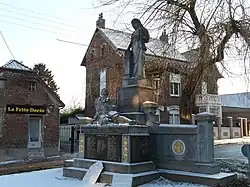 Photographie montrant le monument aux morts