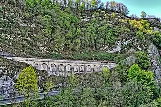 Mur de soutènement à arcades dans la côte de Morre.