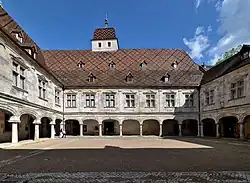 Bâtiment côté musée avec tour.
