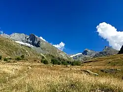 Vue de la Bessanèse située à gauche et de l’Ouille d'Arbéron au centre avec le glacier d'Arnès, depuis le versant mauriennais.