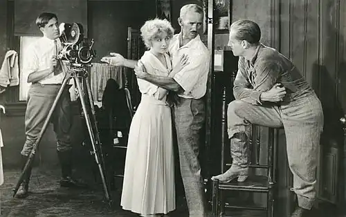 Bessie Barriscale et Jack Holt, dirigés par Howard C. Hickman pour le film Kitty Kelly, devant la 2709 tenue par Eugene Gaudio (1919).