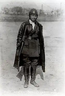Photographie d'une femme en tenue d'aviateur.